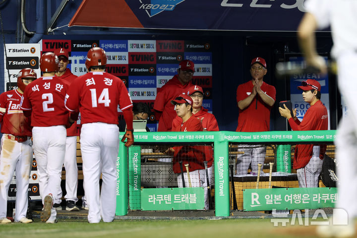 [서울=뉴시스] 김명년 기자 = 21일 서울 송파구 잠실야구장에서 열린 2025 KBO리그 SSG 랜더스와 두산 베어스의 경기, 5회초 무사 주자 만루 상황 SSG 최준우의 2타점 안타로 최정과 박성한이 홈인해 더그아웃으로 향하고 있다. 2025.05.21. kmn@newsis.com