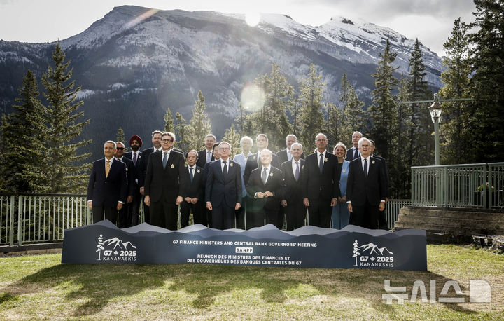 [밴프=AP/뉴시스] 주요 7개국(G7) 재무장관 및 중앙은행 총재들이 21일(현지 시간) 캐나다 앨버트 밴프에서 열린 회의 후 기념 촬영하고 있다. 재무장관들은 우크라이나 평화 협상에 진전이 없을 경우 러시아에 추가 제재를 가하겠다고 경고하며 우크라이나에 대한 지지를 확인했다. 2025.05.23.