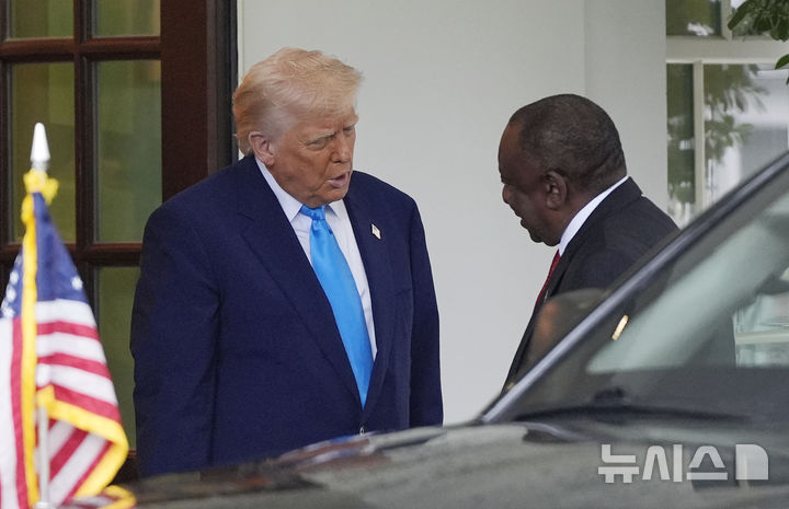 [워싱턴=AP/뉴시스] 도널드 트럼프(왼쪽) 미국 대통령이 21일(현지 시간) 백악관에서 시릴 라마포사 남아공 대통령을 맞이하고 있다. 2025.05.23.