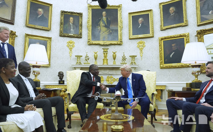 [워싱턴=AP/뉴시스] 도널드 트럼프(오른쪽) 미국 대통령이 21일(현지 시간) 백악관에서 시릴 라마포사 남아공 대통령과 회담하기 앞서 악수하고 있다. 2025.05.23.