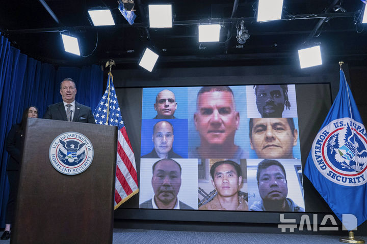 [AP/뉴시스] 5월 말 미국의 이민세관단속국(ICE) 국장대행이 남수단에 8명의 무연고 불체자를 추방한다고 발표하고 있다. 뒤에 추방당한 남자들 사진이 올라있다.