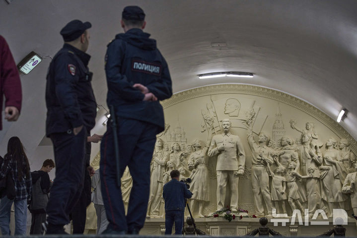 [모스크바=AP/뉴시스]지난 21일(현지시각) 모스크바 지하철역 통로에 새로 설치된 구소련의 악명높은 독재자 이오시프 스탈린 조각상. 60년 가까이 전에 철거됐던 것을 복원한 것으로 작품 제목이 "최고사령관 영도자에 바치는 인민의 감사"로 돼 있다. 2025.5.29. 