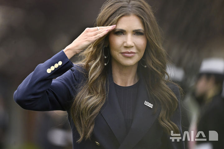 [뉴런던=AP/뉴시스] 크리스티 놈 미국 국토안보부 장관이 지난 21일(현지 시간) 코네티컷 뉴런던에서 열린 미국 해안경비 사관학교 졸업식장에 도착해 경례하고 있다. 놈 장관은 22일 다른 대학도 반유대주의를 조장하면 하버드처럼 외국인 학생 등록이 금지될 수 있다고 경고했다. 2025.05.23.