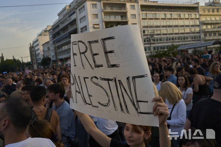 [아테네( 그리스)=AP/뉴시스] 그리스의 수도 아테네의 국회의사당 앞에서 5월 21일 가자지구의 팔레스타인인들을 지지하며 이스라엘군의 군사작전과 구호품 봉쇄에 항의하는 시위대가 대규모 행진과 집회를 진행하고 있다. 2025. 5. 22. 