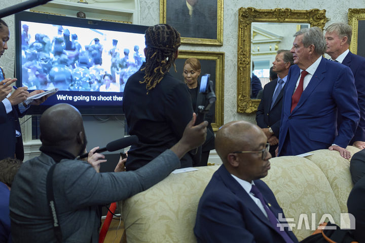 <font style="vertical-align: inherit;"><font style="vertical-align: inherit;">[워싱턴=AP/뉴시스] 도널드 트럼프(오른쪽) 미국 대통령이 21일(현지 시간) 백악관 집무실에서 열린 도널드 트럼프 대통령과 시릴 라마포사 남아공 대통령의 회담 중 트럼프 대통령이 남아공의 '백인 농부 집단 살해' 증거라고 주장한 영상이 재생되고 있다. 2025.05.23.</font></font>