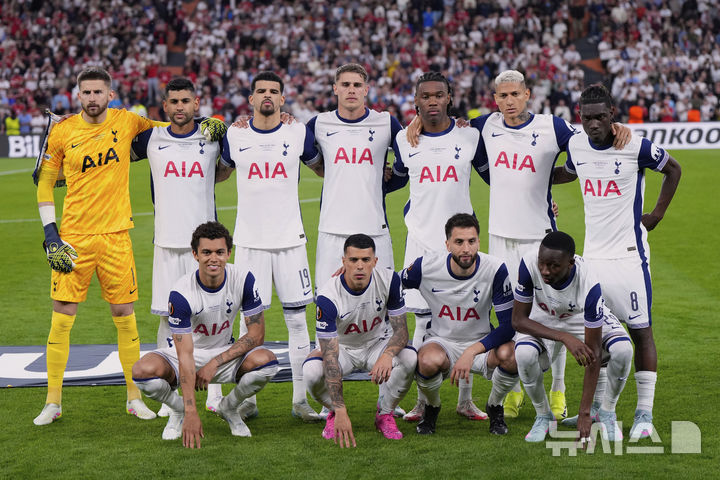 [빌바오=AP/뉴시스] 토트넘 홋스퍼 선수들이 21일(현지 시간) 스페인 빌바오의 산 마메스 스타디움에서 열린 2024-25 유럽축구연맹(UEFA) 유로파리그(UEL)에서 포즈를 취하고 있다. 토트넘은 결승전에서 맨체스터 유나이티드를 1-0으로 꺾고 우승을 차지했으며, 손흥민은 생애 첫 우승컵을 들어 올렸다. 2025.05.22.