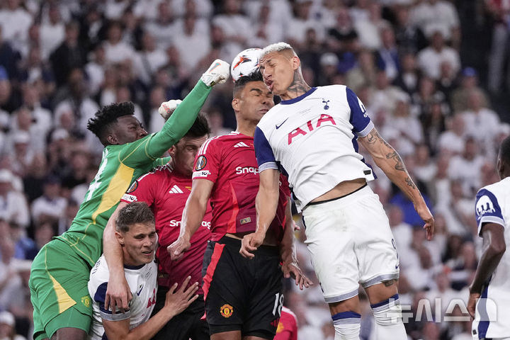 [빌바오=AP/뉴시스]토트넘-맨유, 유로파리그 결승전 경합 장면. 2025.05.21.
