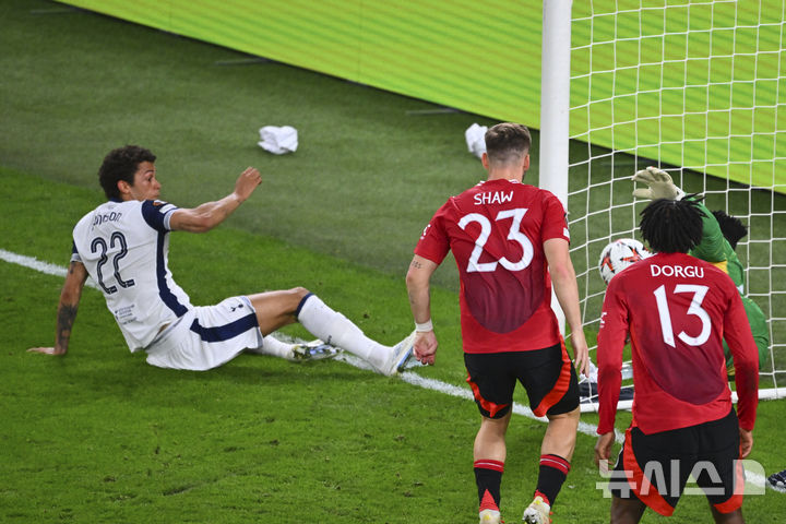 [빌바오=AP/뉴시스]토트넘, 맨유에 전반 1-0 리드. 2025.05.21.