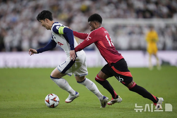 [빌바오=AP/뉴시스] 토트넘 홋스퍼의 손흥민이 21일(현지 시간) 스페인 빌바오의 산 마메스 스타디움에서 열린 2024-25 유럽축구연맹(UEFA) 유로파리그(UEL)에서 드리블을 하고 있다. 토트넘은 결승전에서 맨체스터 유나이티드를 1-0으로 꺾고 우승을 차지했으며, 손흥민은 생애 첫 우승컵을 들어 올렸다. 2025.05.22.