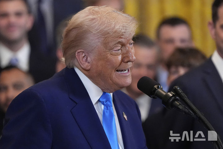 [워싱턴=AP/뉴시스]도널드 트럼프 미국 대통령이 21일(현지 시간) 백악관 이스트룸에서 올해 미 대학 남자 농구리그 우승팀인 플로리다대 농구팀을 초청해 연설하고 있다. 2025.05.22.