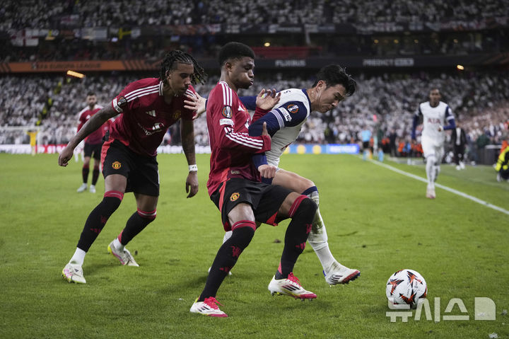 [빌바오=AP/뉴시스] 토트넘 홋스퍼의 손흥민이 21일(현지 시간) 스페인 빌바오의 산 마메스 스타디움에서 열린 2024-25 유럽축구연맹(UEFA) 유로파리그(UEL) 결승전에서 볼다툼을 하고 있다. 토트넘은 맨체스터 유나이티드를 1-0으로 꺾고 우승을 차지했으며, 손흥민은 생애 첫 우승컵을 들어 올렸다. 2025.05.22.