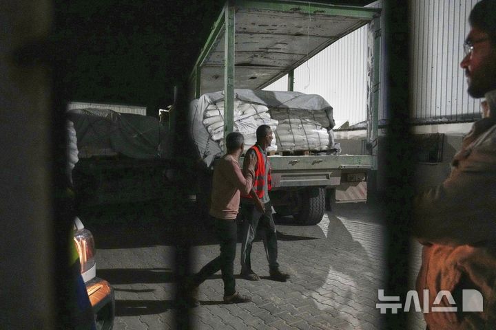 [자와이다=AP/뉴시스] 21일(현지 시간) 가자지구 중부 자와이다에 있는 세계식량계획(WFP) 창고에 구호 식량을 실은 트럭들이 도착하고 있다. 2025.05.22.