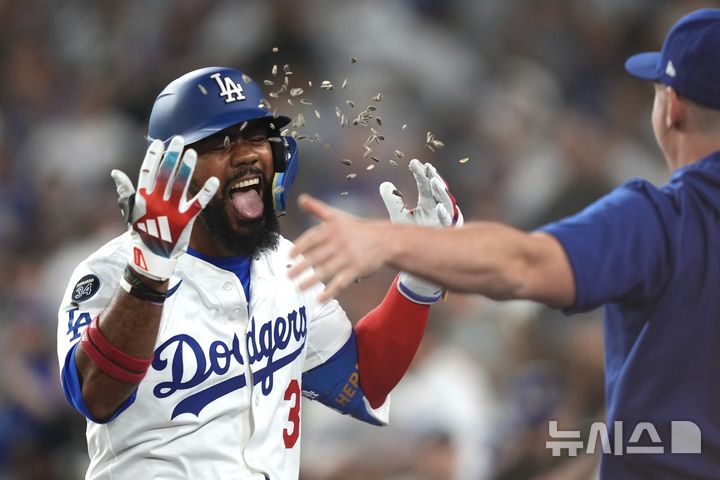 [로스앤젤레스=AP/뉴시스] LA 다저스의 테오스카 에르난데스가 22일(한국 시간) 미국 캘리포니아주 로스앤젤레스의 다저스타디움에서 벌어진 2025 메이저리그(MLB) 애리조나 다이아몬드백스와의 경기에서 6회 3점 홈런을 때려낸 뒤 세리머니를 하고 있다. 2025.05.22