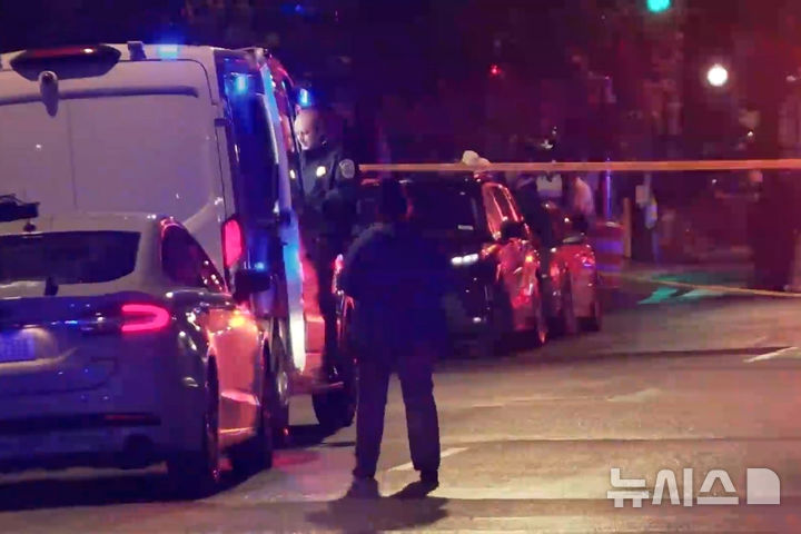 [워싱턴DC=AP/뉴시스] 21일(현지 시간) 미국 워싱턴DC 유대인 박물관 앞에서 이스라엘 대사관 직원 2명이 총격으로 사망한 뒤 경찰이 현장을 수습 중이다. 사진은 WJLA 제공 영상 갈무리. 2025.05.22.