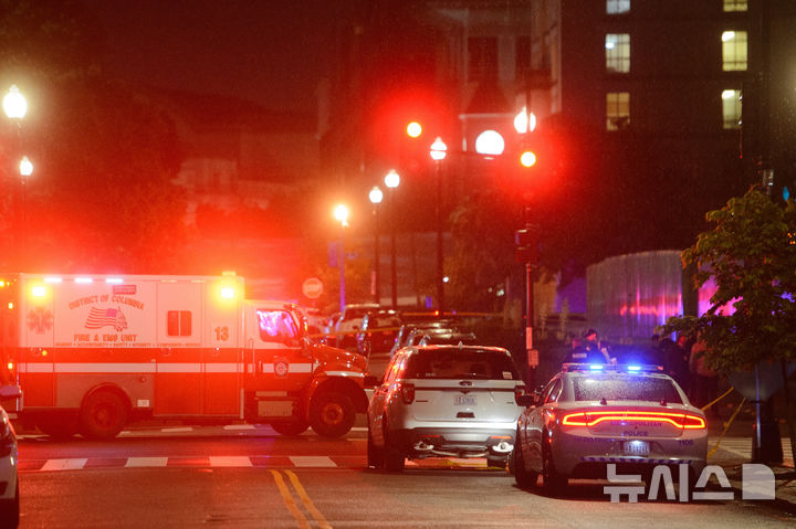 [워싱턴=AP/뉴시스] 22일(현지 시간) 미국 워싱턴 D.C. 캐피털 유대인 박물관 앞에서, 경찰이 주미 이스라엘 대사관 직원 피격 사건 현장을 통제하고 있다. 경찰에 따르면, 전날 밤 시카고 출신 용의자가 희생자를 포함한 네 명의 일행에게 접근해 권총을 발사해 두 명이 숨졌다. 체포 당시 용의자는 "팔레스타인을 해방하라"고 외친 것으로 전해졌다. 2025.05.23.