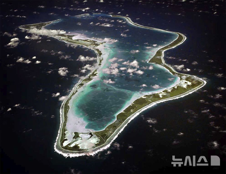 [AP/뉴시스]미 해군이 제공한 인도양 차고스 제도의 디에고 가르시아 섬 공중 촬영 사진. 영국 법원이 22일 협정 체결을 불과 몇시간 남기고 영국이 차고스 제도에 대한 주권을 모리셔스로 이양하는 것을 가로막았다. 영국은 인도양에 위치한 차고스 제도의 주권을 모리셔스에 넘기기로 합의했었다. 차고스 제도 가운데 가장 큰 디에고 가르시아 섬에는 전략적으로 중요한 해군 및 폭격기 기지가 있는데, 영국은 차고스 제도 주권을 모리셔스에 넘기되., 적어도 99년 동안 기지를 임대하기로 했다. 2025.05.22.