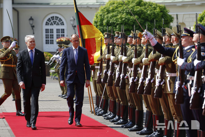 [빌뉴스=AP/뉴시스] 기타나스 나우세다 리투아니아 대통령(왼쪽)과 프리드리히 메르츠 독일 총리가 22일(현지 시간) 리투아니아 빌뉴스 대통령궁에서 열린 환영식에서 의장대를 사열하고 있다. 2025.05.28.