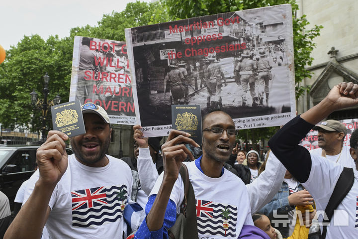 [런던=AP/뉴시스]차고스 제도 주권을 모리셔스에 이양하는 것에 반대하는 사람들이 22일 런던의 고등법원 앞에서 시위를 벌이고 있다. 영국 법원이 22일 협정 체결을 불과 몇시간 남기고 영국이 차고스 제도에 대한 주권을 모리셔스로 이양하는 것을 가로막았다. 2025.05.22. 