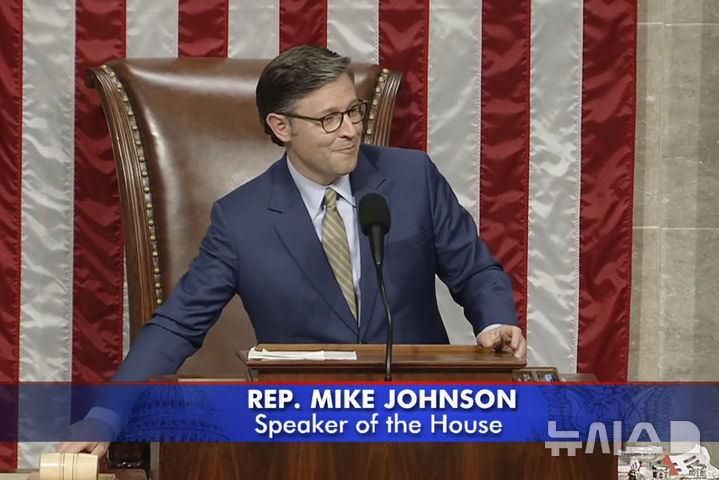 [AP/뉴시스] 공화당의 마이크 존슨 하원의장이 215 대 214 표결 후 트럼프감세안의 통과를 선포하고 있다 