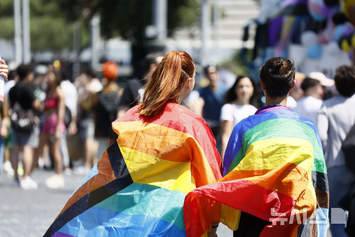 [로마=AP/뉴시스] 이탈리아 로마에서 열린 LGBTQ+ 프라이드 퍼레이드에 무지개 깃발을 두른 사람들이 참여하고 있다. 2023.06.10.