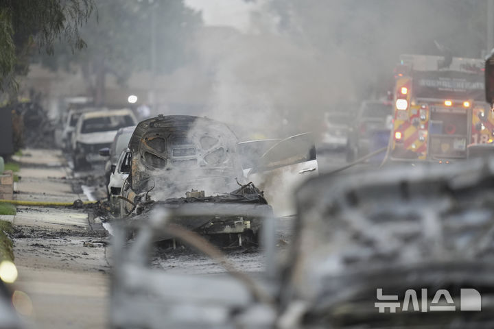 <font style="vertical-align: inherit;"><font style="vertical-align: inherit;">[샌디에이고=AP/뉴시스] 22일(현지 시간) 미국 캘리포니아주 샌디에이고 주택가에 개인 비행기가 추락한 사고가 발생해 차량이 화재로 소실돼 있다. 2025.05.23.</font></font>