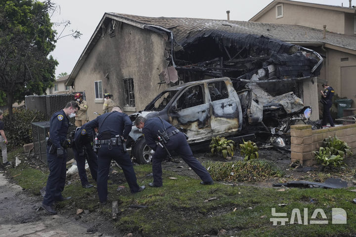 [샌디에이고=AP/뉴시스] 22일(현지 시간) 미국 캘리포니아주 샌디에이고 주택가에 개인 비행기가 추락한 사고가 발생해 경찰이 현장을 살펴보고 있다. 2025.05.23.<font style="vertical-align: inherit;"><font style="vertical-align: inherit;"></font></font>