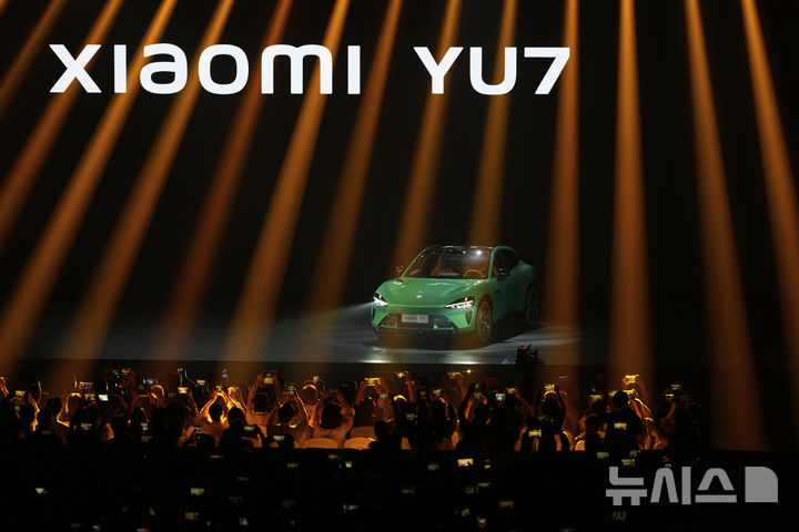 [베이징=AP/뉴시스] 지난 5월 22일 중국 베이징에서 열린 사오미 신제품 발표행사에서 샤오미의 첫 전기차 스포츠유틸리티차(SUV) YU7이 공개되고 있다. 샤오미는 18일 발표한 3분기 실적 보고서에서 전기차 및 인공지능(AI) 사업 부문에서 처음으로 흑자를 기록했다 밝혔다. 2025.11.18.