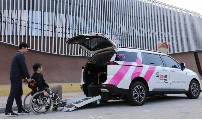 [부산=뉴시스] 부산시의 교통약자콜택시 '두리발'(사진=부산시 제공) 2025.05.22. photo@newsis.com *재판매 및 DB 금지