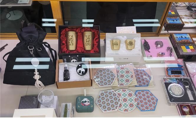 [부산=뉴시스] 부산시와 부산무형문화재연합회는 무형유산을 기반으로 개발·제작한 시 문화유산 상품 '고와예'(古와藝)의 판매처를 확대해 최근 3·4호점까지 입점했다고 22일 밝혔다. (사진=부산시 제공) 2025.05.22. photo@newsis.com *재판매 및 DB 금지