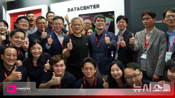 [서울=뉴시스]젠슨 황 엔비디아 CEO가 20일 오후 대만 타이베이 난강 전시관의 SK하이닉스 부스를 방문했다. (사진=SK하이닉스 제공) 2025.05.20. photo@newsis.com *재판매 및 DB 금지