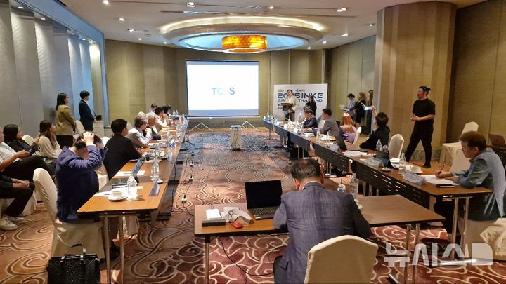 [서울=뉴시스] 19일부터 21일까지 태국 방콕에서 열린 '2025 세계한인벤처네트워크 봄(INKE SPRING)' 세미나에서 태국 화장품 클러스터 무역협회(TCOS) 부회장이 발표를 하고 있다. (사진= 벤처기업협회 제공)