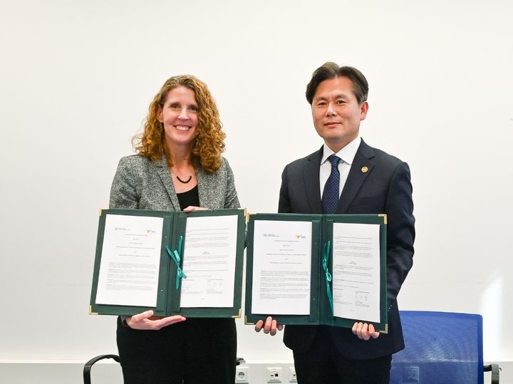 [서울=뉴시스] 경찰청은 전날 비엔나 UN본부에서 유엔 마약·범죄사무소(UNODC)와 초국경 조직범죄, 마약 범죄, 사이버범죄, 테러리즘, 인신매매 등 다양한 분야에서 협력하는 내용의 업무협약을 체결했다고 22일 밝혔다. (사진=경찰청 제공) 2025.05.22. photo@newsis.com *재판매 및 DB 금지