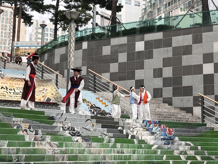 [부산=뉴시스] 송상현부사 역사 재현 마당극 (사진=부산시설공단 제공) 2025.05.22. photo@newsis.com *재판매 및 DB 금지