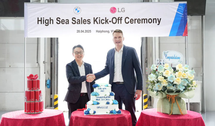 [서울=뉴시스]LG전자 VS사업본부 은석현 사장(왼쪽)과 BMW그룹 구매 및 공급업체 네트워크 디지털 담당 플로리안 바이그 수석부사장(오른쪽)이 지난달 28일 베트남 하이퐁에서 열린 BMW 하이씨 세일즈 개막식을 축하하고 있다. (사진=LG전자 제공) photo@newsis.com *재판매 및 DB 금지