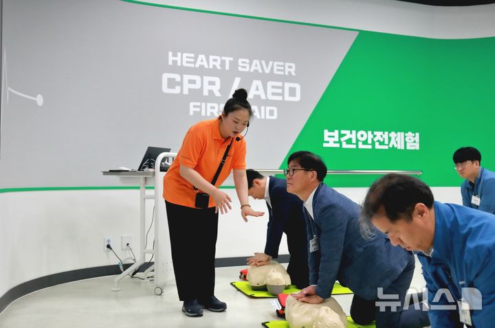 [세종=뉴시스]한국가스공사는 지난 21일 평택 액화천연가스(LNG) 기지에 있는 가스화재훈련센터에서 김환용 안전기술부사장 등 관계자 20여 명이 참석한 가운데 실내 체험관 개관식을 진행했다.(사진=가스공사 제공)