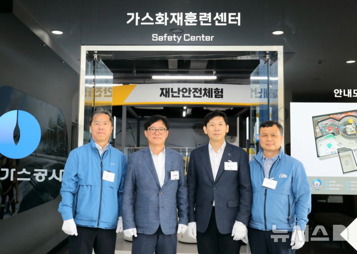 [세종=뉴시스]한국가스공사는 지난 21일 평택 액화천연가스(LNG) 기지에 있는 가스화재훈련센터에서 김환용 안전기술부사장 등 관계자 20여 명이 참석한 가운데 실내 체험관 개관식을 진행했다.(사진=가스공사 제공)