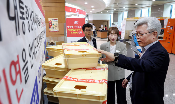 [서울=뉴시스] 우정사업본부는 조해근 우정사업본부장(사진 오른쪽)이 지난 21일 '제21대 대통령선거' 선거우편물 특별소통 현장인 서울강남우체국을 찾아 현장을 점검하고 직원들을 격려했다고 22일 밝혔다. (사진=우정사업본부 제공) 2025.05.22. photo@newsis.com *재판매 및 DB 금지