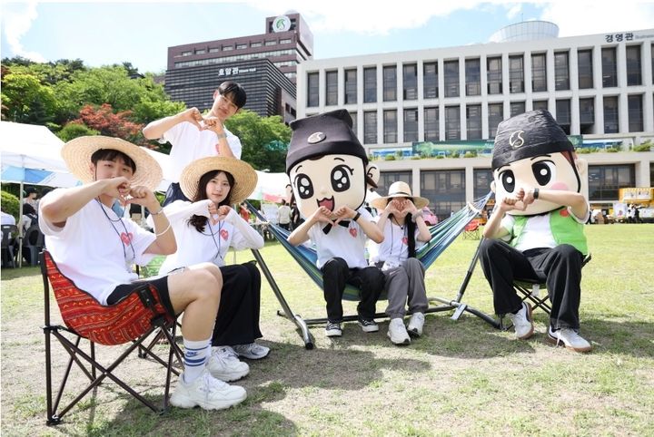 지난해 성균관대에서 열린 제1회 'SKKU 사회공헌 FAIR'에서 학생들이 기념사진을 촬영하고 있다. (사진=성균관대 제공) *재판매 및 DB 금지