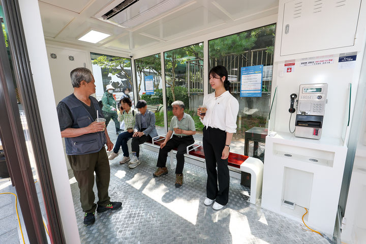공중전화 부스가 '스마트 안전 쉼터'로…KT, 사당역 인근에 1호 개소