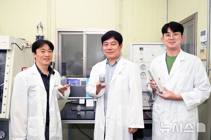 [창원=뉴시스]안전성과 비용 효율성을 높인 '고체 수소 저장 소재(합금) 기술'을 개발한 한국재료연구원 연구팀. 왼쪽부터 서병찬 선임연구원, 김영민 책임연구원, 문영훈 기술기원.(사진=한국재료연구원 제공) 2025.05.22. photo@newsis.com