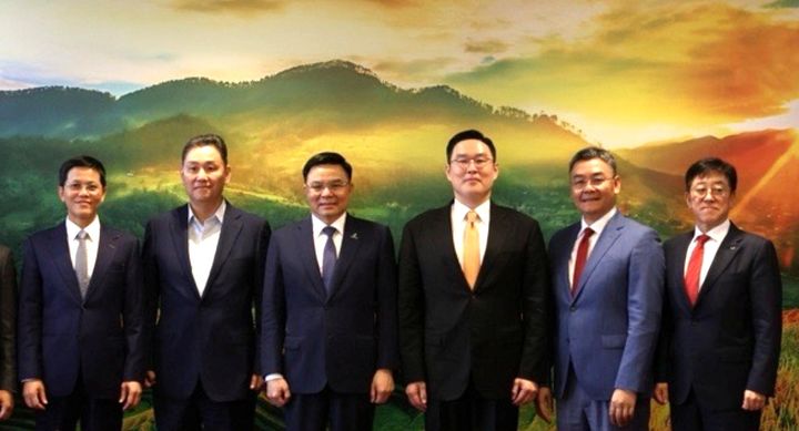[서울=뉴시스]21일 페트로베트남 본사에서 구본규 LS전선 대표, 레 만 훙(Le Manh Hung) 회장 페트로베트남 회장 등 관계자들이 간담회 후 기념 촬영을 하고 있다. (사진 = LS전선) 2025.05.22. photo@newsis.com *재판매 및 DB 금지