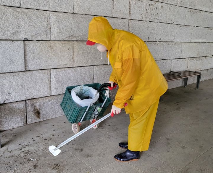[수원=뉴시스] 쓰레기 수거 작업. (사진=수원시 제공) 2025.05.22. photo@newsis.com *재판매 및 DB 금지