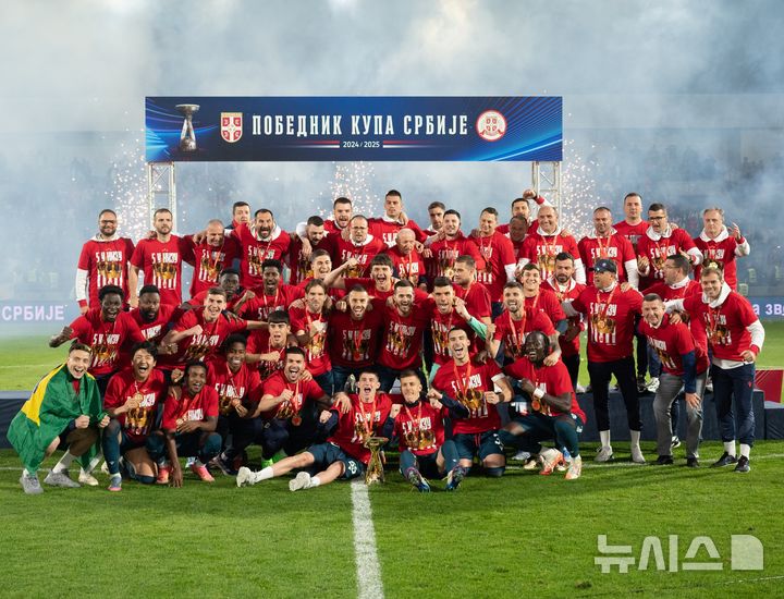 [서울=뉴시스] 세르비아 프로축구 츠르베나 즈베즈다 선수단이 세르비아컵 6연패 이후 우승 세리머니를 하고 있다. (사진=즈베즈다 SNS 캡처) *재판매 및 DB 금지