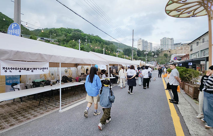 정선군 고한 구공탄시장에서 열린 새일로 틈새 마켓 모습.(사진=정선군 제공) *재판매 및 DB 금지