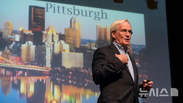 [성남=뉴시스] 성남시 오리역세권 개발사업의 명예총괄기획가로 위촉된 톰 머피 전 피츠버그 시장 (사진=성남시 제공) 2025.05.22.photo@newsis.com