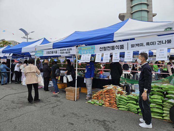 [산청=뉴시스] 서울에서 실시한 장터 모습 (사진=산청군 제공) 2025. 05. 22. photo@newsis.com *재판매 및 DB 금지