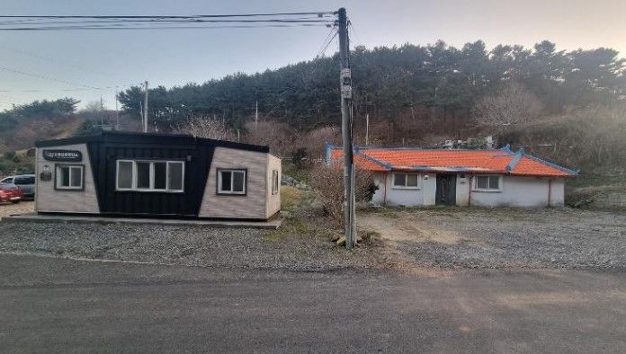 [서울=뉴시스] 태안 안흥진성 서문에 조성된 통합관광안내소와 사랑모임관 (사진=국가유산청 제공) 2025.05.22. photo@newsis.com *재판매 및 DB 금지