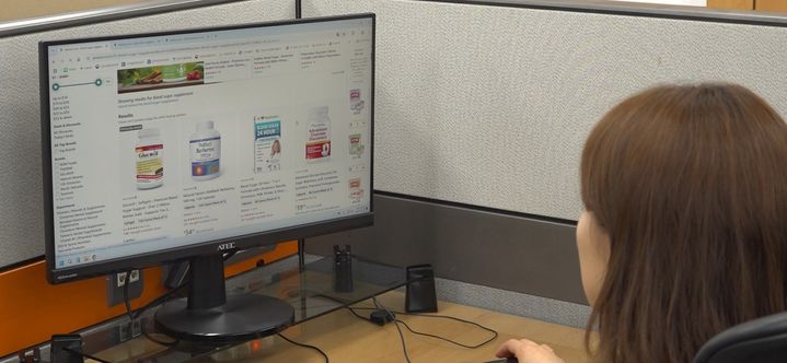 [서울=뉴시스] 식품의약품안전처는 아마존, 이베이 등 해외 온라인 쇼핑몰에서 판매하는 해외직구식품 중 소비자 관심이 높은 제품 45개에 대해 검사를 실시해 국내 반입차단 대상 원료·성분(위해성분)이 확인된 22개 제품에 대한 국내 반입을 차단하도록 조치했다고 22일 밝혔다. (사진=식약처 동영상 캡처. 기사와 직접 관련이 없습니다.) 2025.05.22. photo@newsis.com *재판매 및 DB 금지