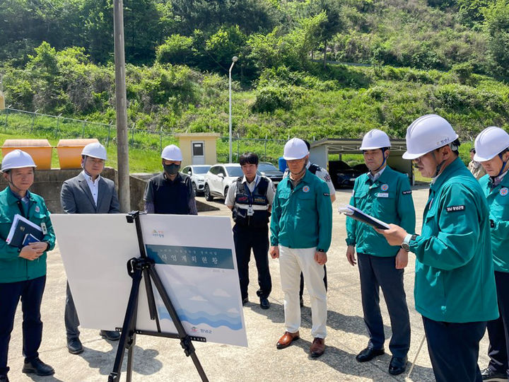 [창녕=뉴시스] 최영호 부군수가 노단이정수장을 방문해 민간전문가들과 함께 현장점검을 하고 있다. (사진= 창녕군 제공) 2025.05.22. photo@newsis.com *재판매 및 DB 금지