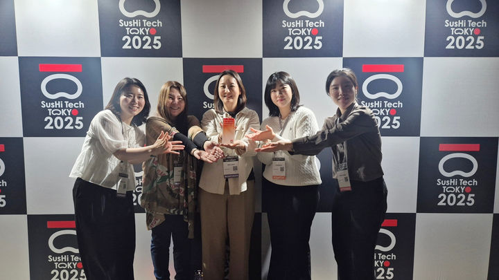 (왼쪽부터)메가존클라우드 권계현 팀장, 카토 레이코(Kato Reiko) 매니저, 박지은 매니저, 김혜송 팀장, 박수민 매니저가 ‘Outstanding Ambassador’ 선정패를 들고 기념촬영을 하고 있다.(사진=메가존클라우드 제공) *재판매 및 DB 금지